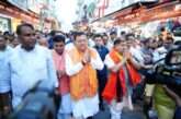 मुख्यमंत्री धामी ने पलटन बाजार, देहरादून में दुकानों पर ‘स्वदेशी अपनाओ, राष्ट्र को आगे बढ़ाओ’ स्टीकर लगाए