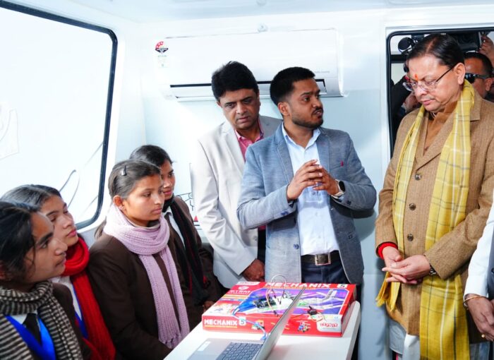 मुख्यमंत्री ने छात्र कौशल संवर्धन हेतु लैब ऑन व्हील्स का फ्लैग ऑफ किया