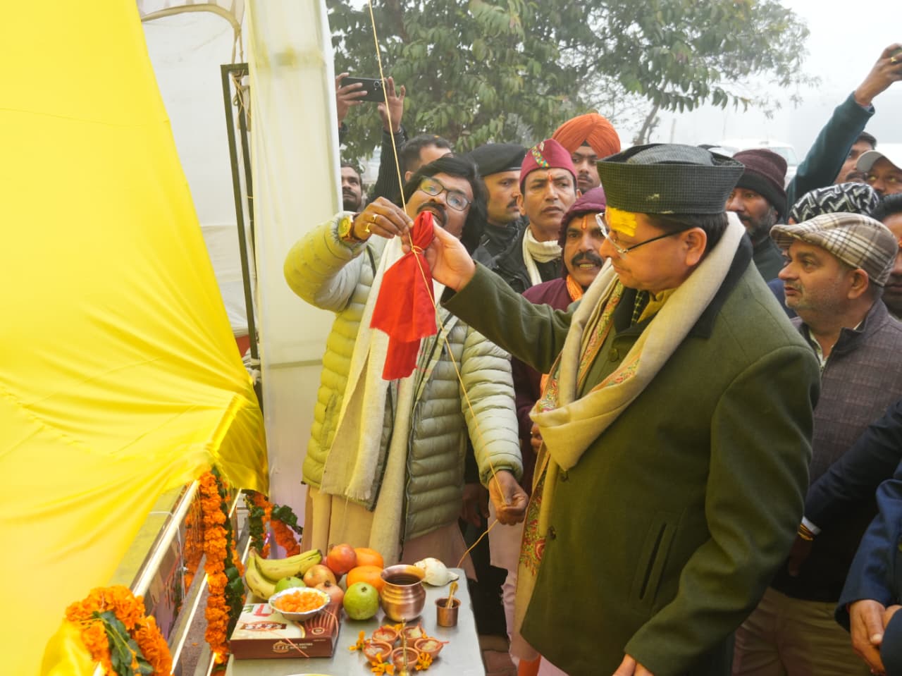 मुख्यमंत्री ने लाल कोठी पहुंचकर उत्तरायणी मेले का फीता काटकर शुभारम्भ भी किया