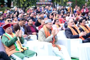 Chief Minister Dhami participated in the mass Vande Mataram singing program organized at Gandhi Park.