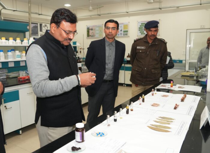 मुख्य सचिव ने सेलाकुई में स्थित सगन्ध पौधा केंद्र का भ्रमण किया