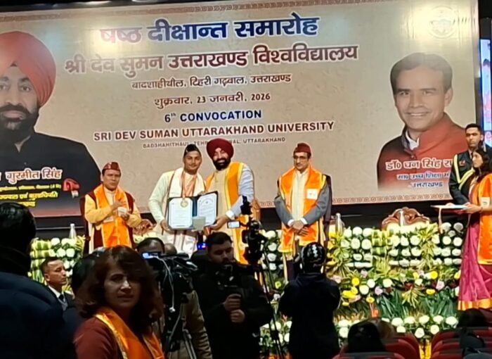 पेसलवीड कॉलेज के दो मेधावी छात्रों को गोल्ड मेडल से सम्मानित किया गया