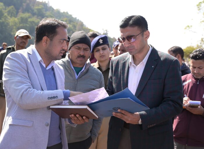 गंगा की पवित्रता से समझौता नहीं, डीएम ने चन्द्रेश्वर नाला क्षेत्र का किया स्थलीय निरीक्षण