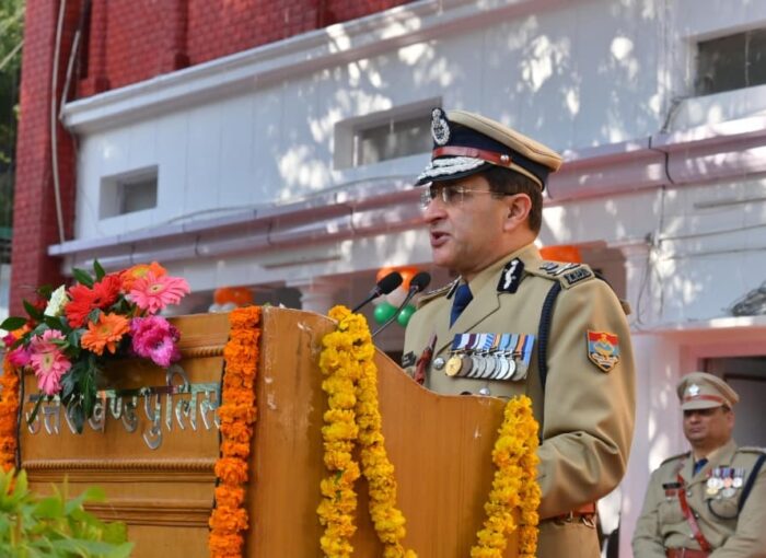 गणतंत्र दिवस-2026 के अवसर पर पुलिस महानिदेशक, उत्तराखण्ड  ने ध्वजारोहण कर सभी को संविधान की उद्देशिका की शपथ दिलाई
