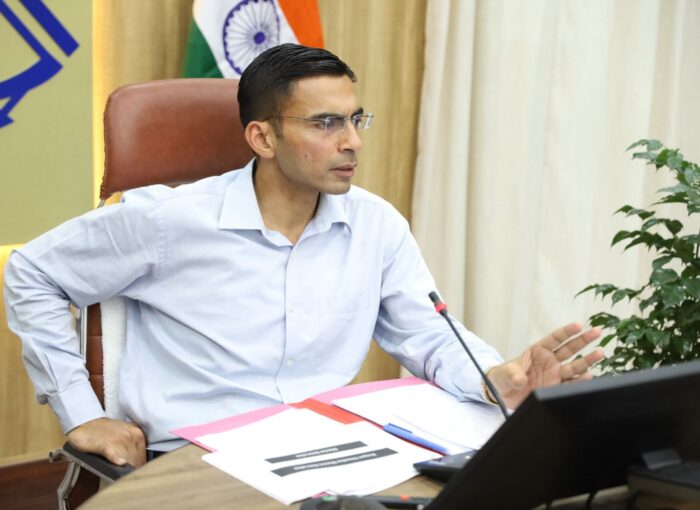 जिलें में जर्जर भवनों की रिपोर्ट में देरी पर डीएम सख्त