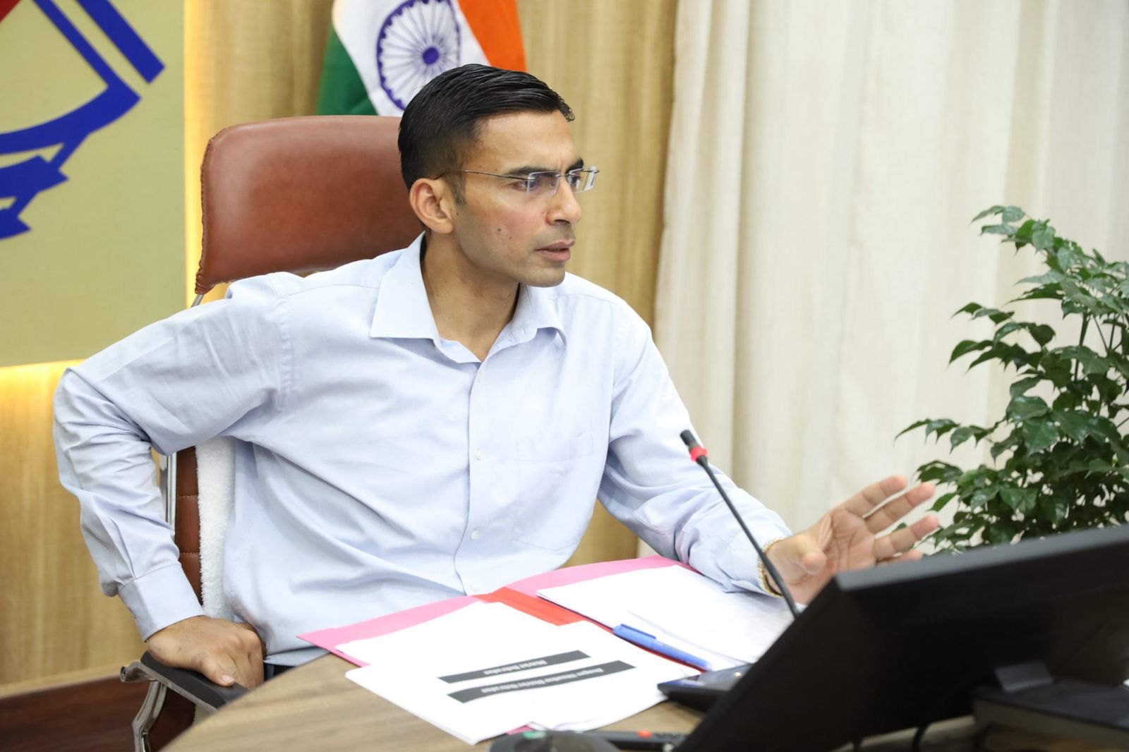 जिलें में जर्जर भवनों की रिपोर्ट में देरी पर डीएम सख्त