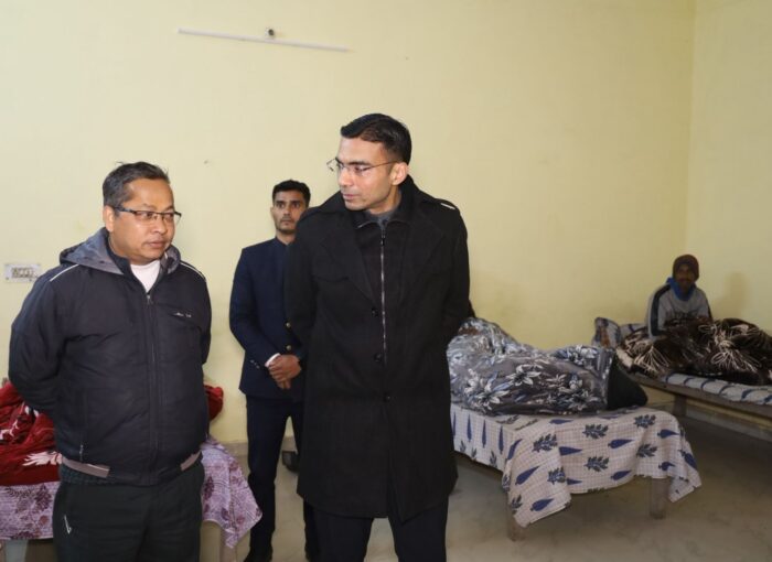 शीतलहरी रात्रि में अचानक शहर के चौक-चौराहों पर पंहुच डीएम ने देखी अलाव व्यवस्था