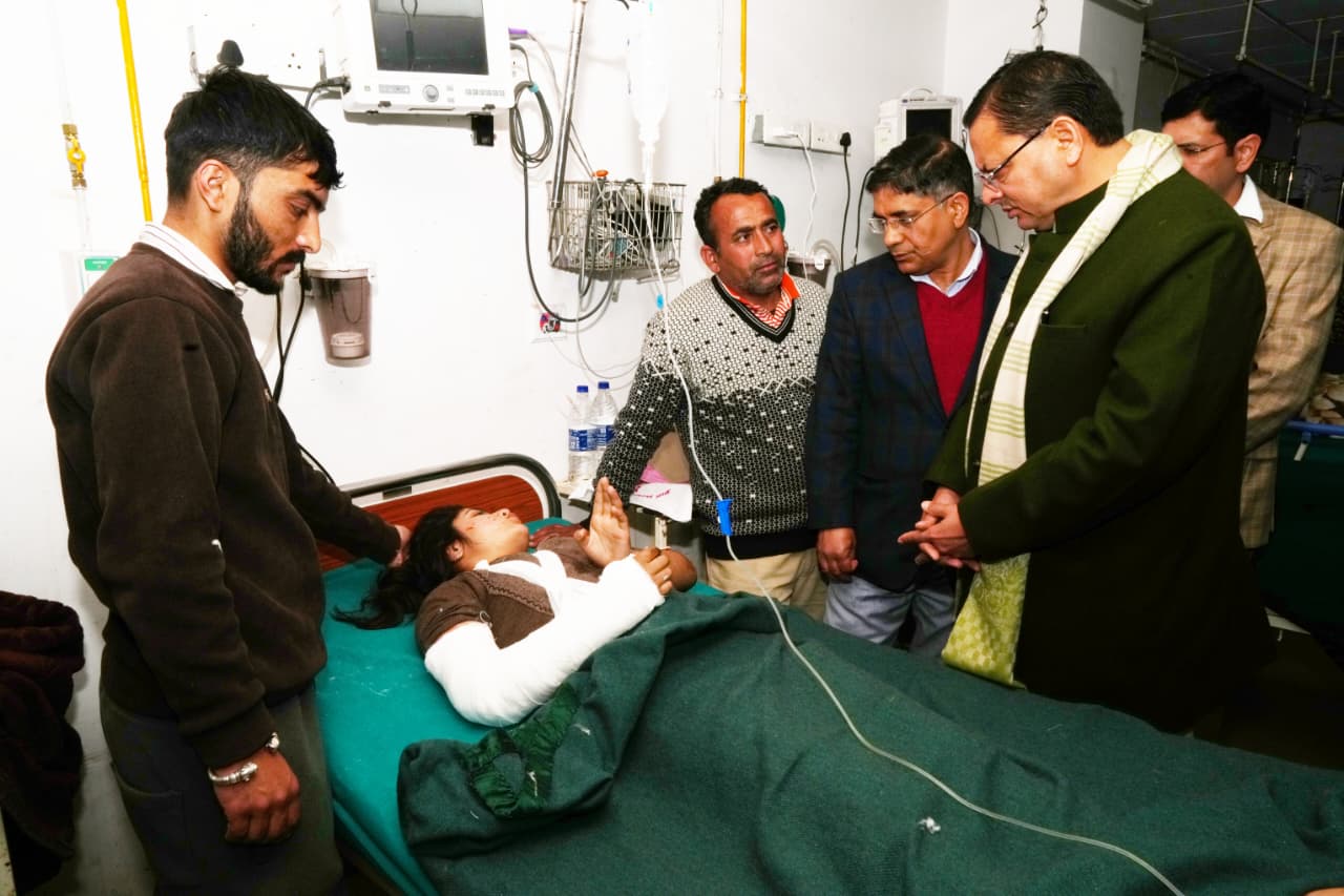 कालसी क्षेत्र मोटर मार्ग दुर्घटना में घायल यात्रियों का हाल पूछने दून अस्पताल पहुंचे मुख्यमंत्री धामी