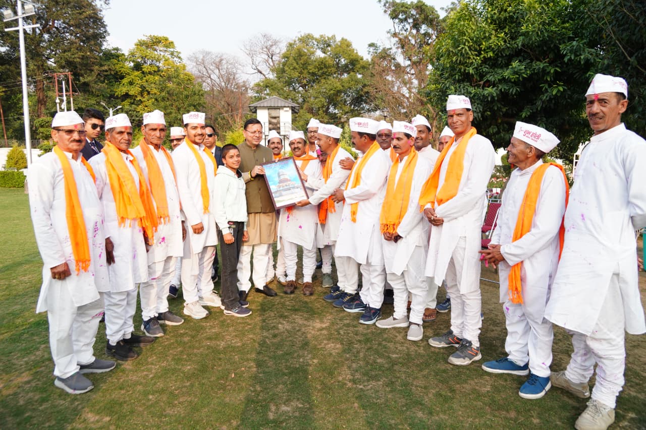 मुख्यमंत्री धामी को चम्पावत से आए होल्यारों ने दी होली की शुभकामनाएं