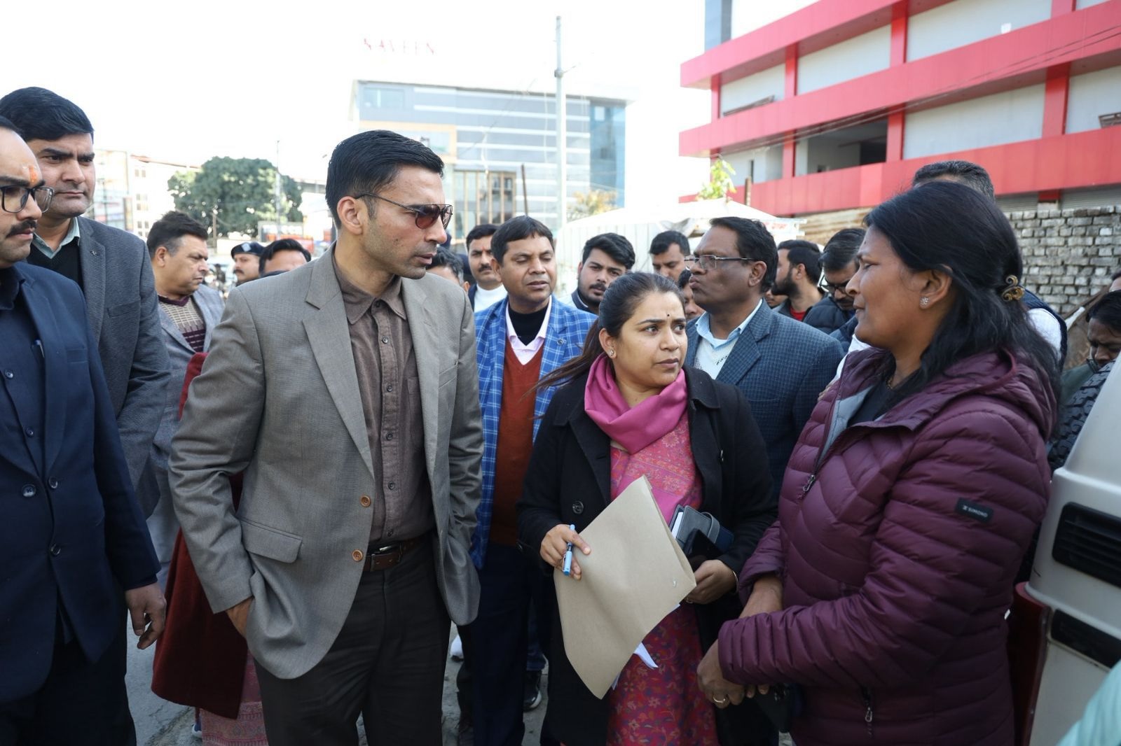 सार्वजनिक परियोजनाओं की जमीनी हकीकत परखने, क्यूआरटी संग सड़कों पर उतरे डीएम सविन