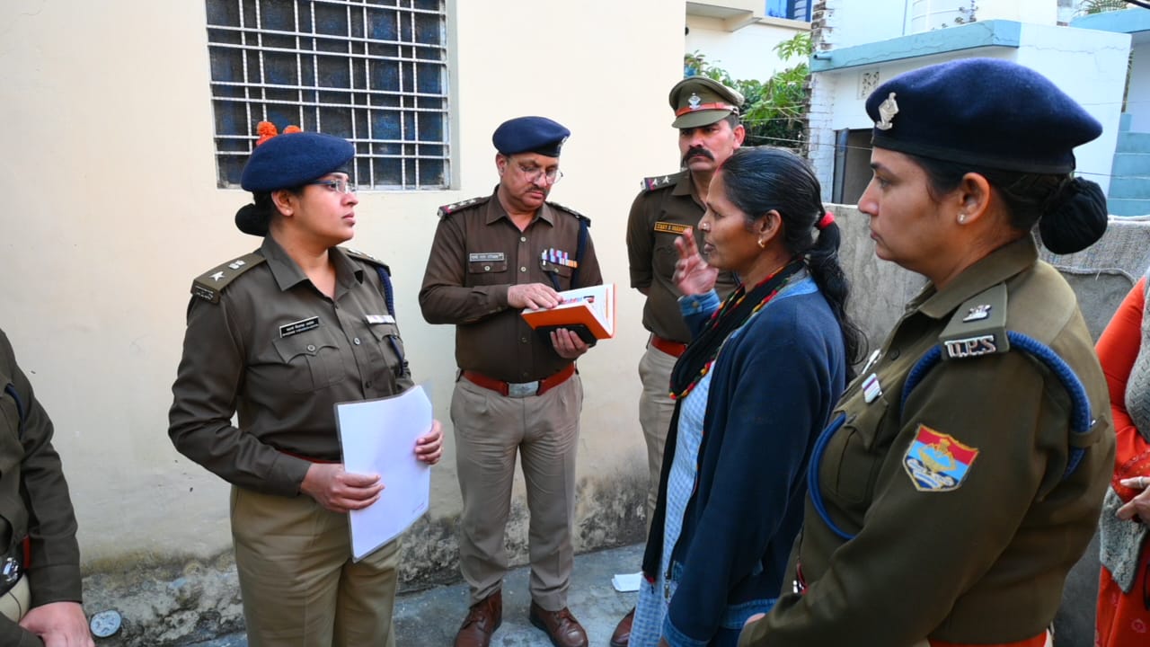 ऋषिकेश हत्याकांड: एसपी विशाखा भदाणे पहुंची घटनास्थल, पीड़ित परिवार से की मुलाकात