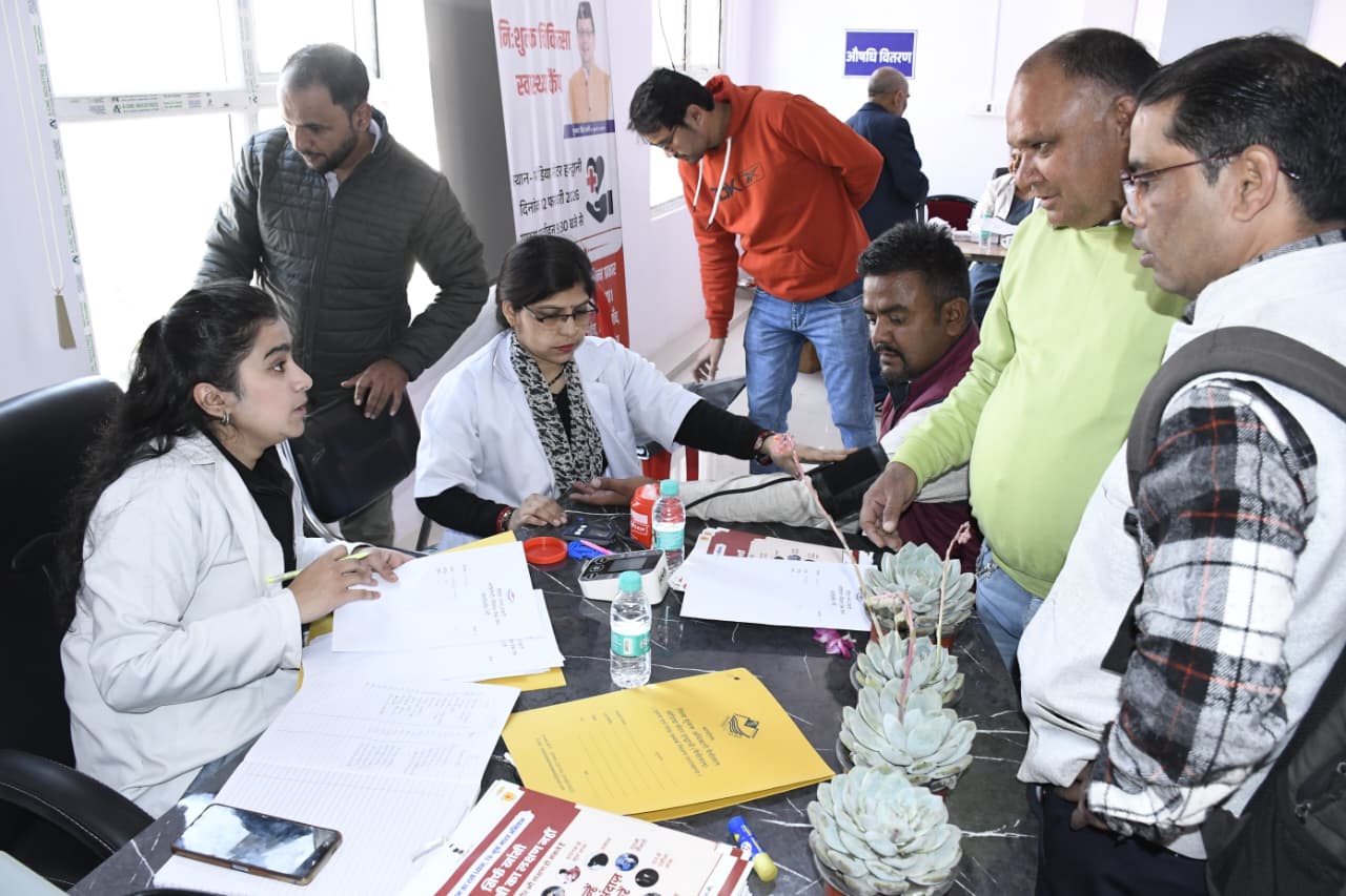 हल्द्वानी मीडिया सेंटर में पत्रकारों हेतु लगाया गया निःशुल्क स्वास्थ्य शिविर