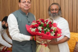 मुख्यमंत्री  धामी ने ऋषिकेश में श्री श्री रविशंकर जी से शिष्टाचार भेंट किया