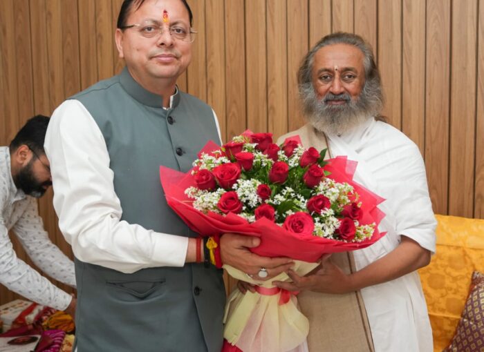मुख्यमंत्री  धामी ने ऋषिकेश में श्री श्री रविशंकर जी से शिष्टाचार भेंट किया