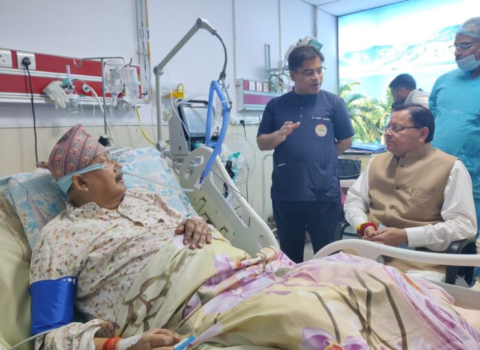 मुख्यमंत्री ने एम्स ऋषिकेश पहुंचकर सतपाल महाराज के स्वास्थ्य की जानकारी ली