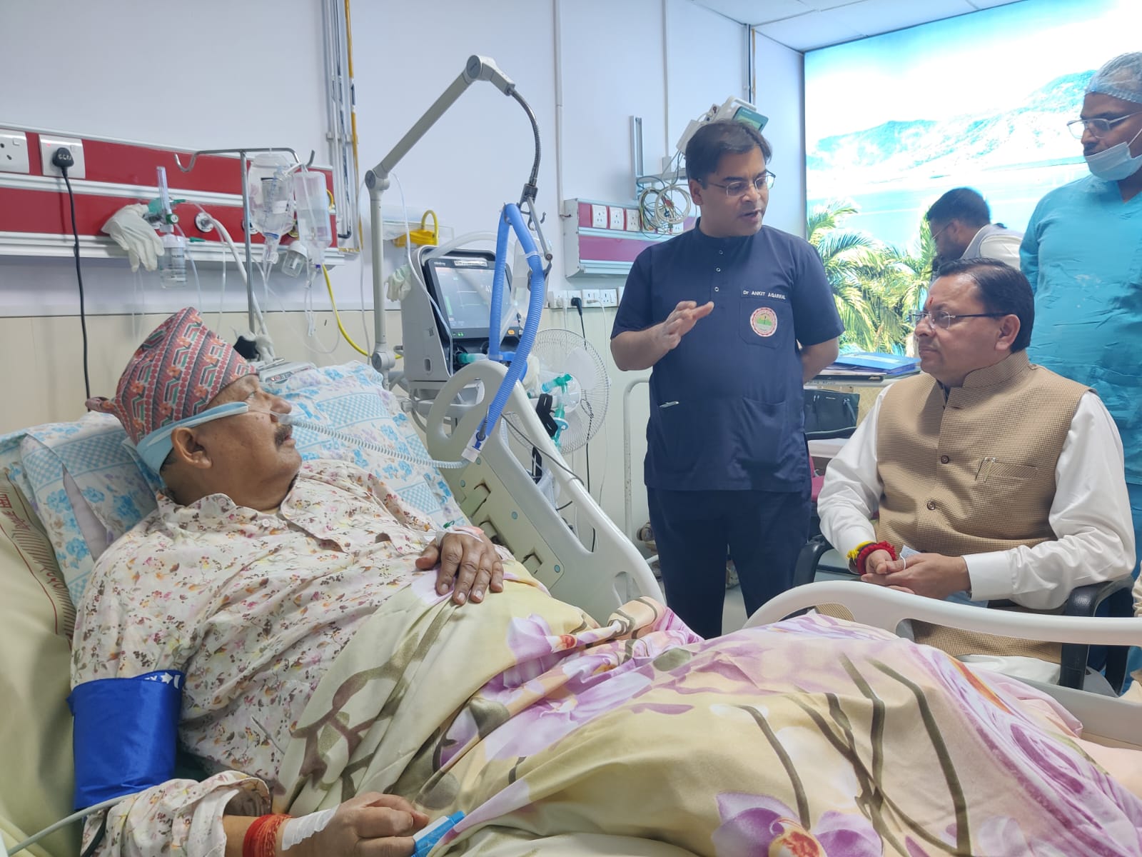 मुख्यमंत्री ने एम्स ऋषिकेश पहुंचकर सतपाल महाराज के स्वास्थ्य की जानकारी ली