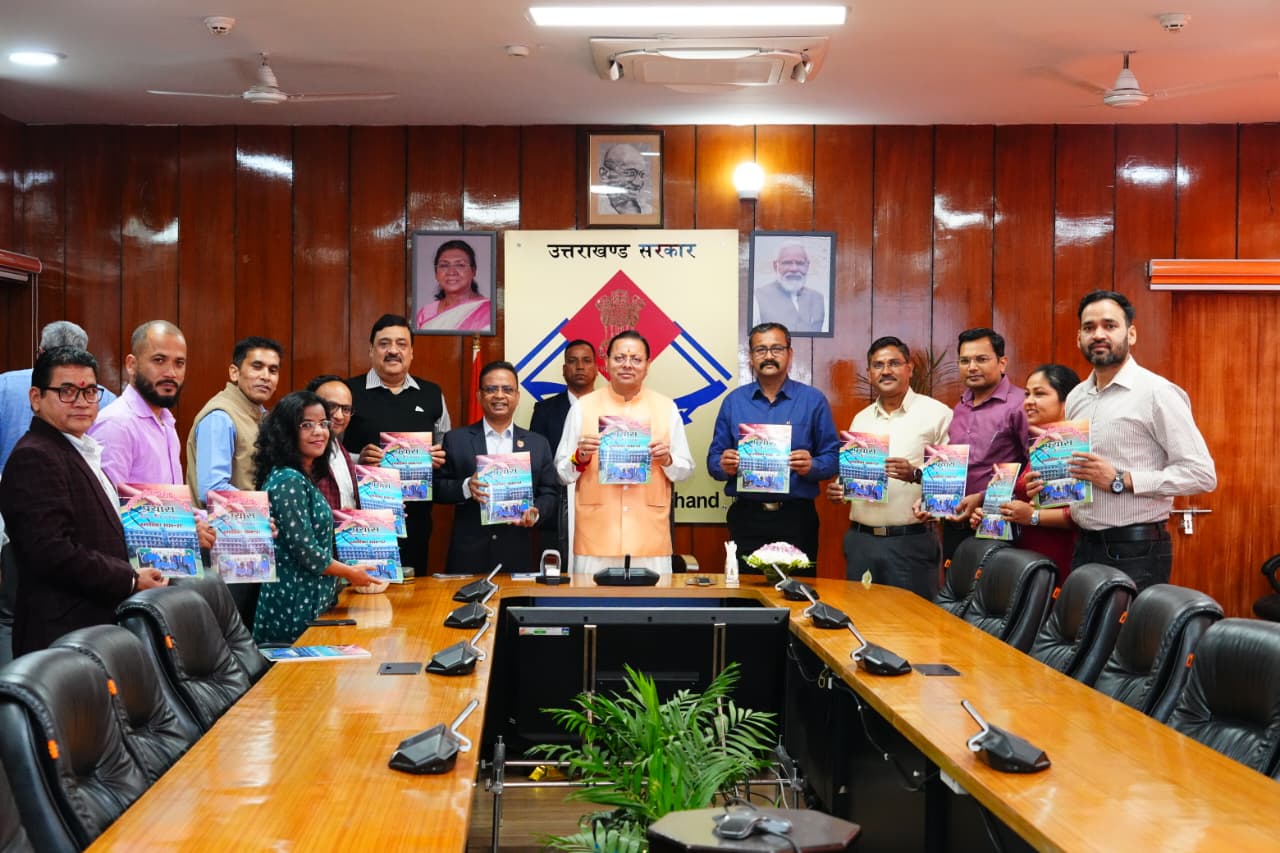 मुख्यमंत्री धामी ने सचिवालय बैडमिंटन क्लब स्मारिका का  विमोचन किया