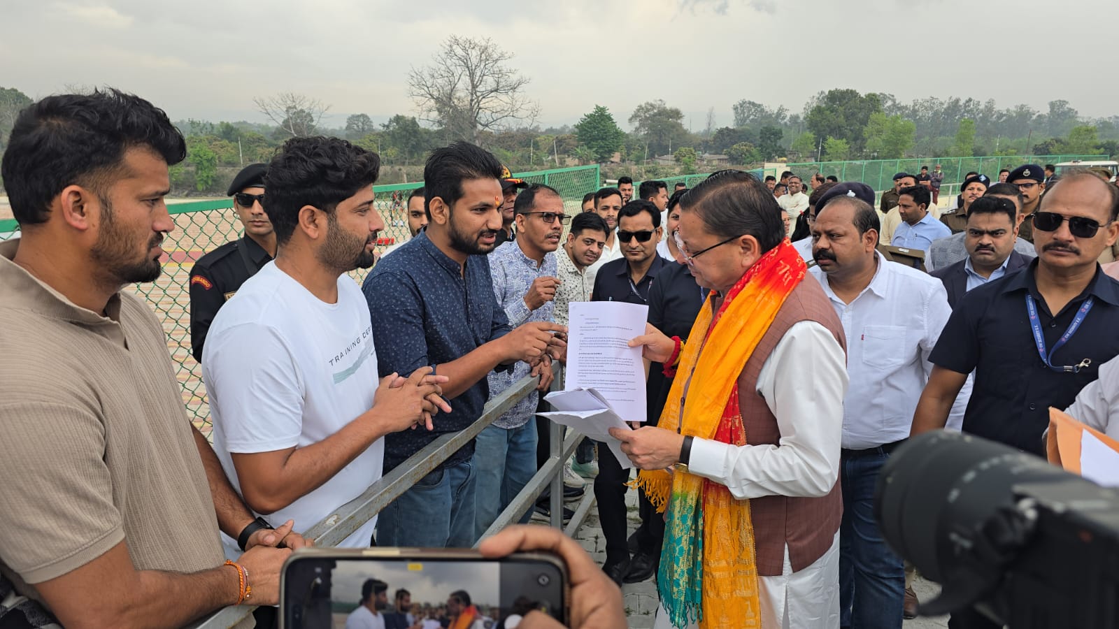 मुख्यमंत्री धामी ने खटीमा में जनप्रतिनिधियों व जनता  से मुलाकात कर जनसमस्याएं सुनी