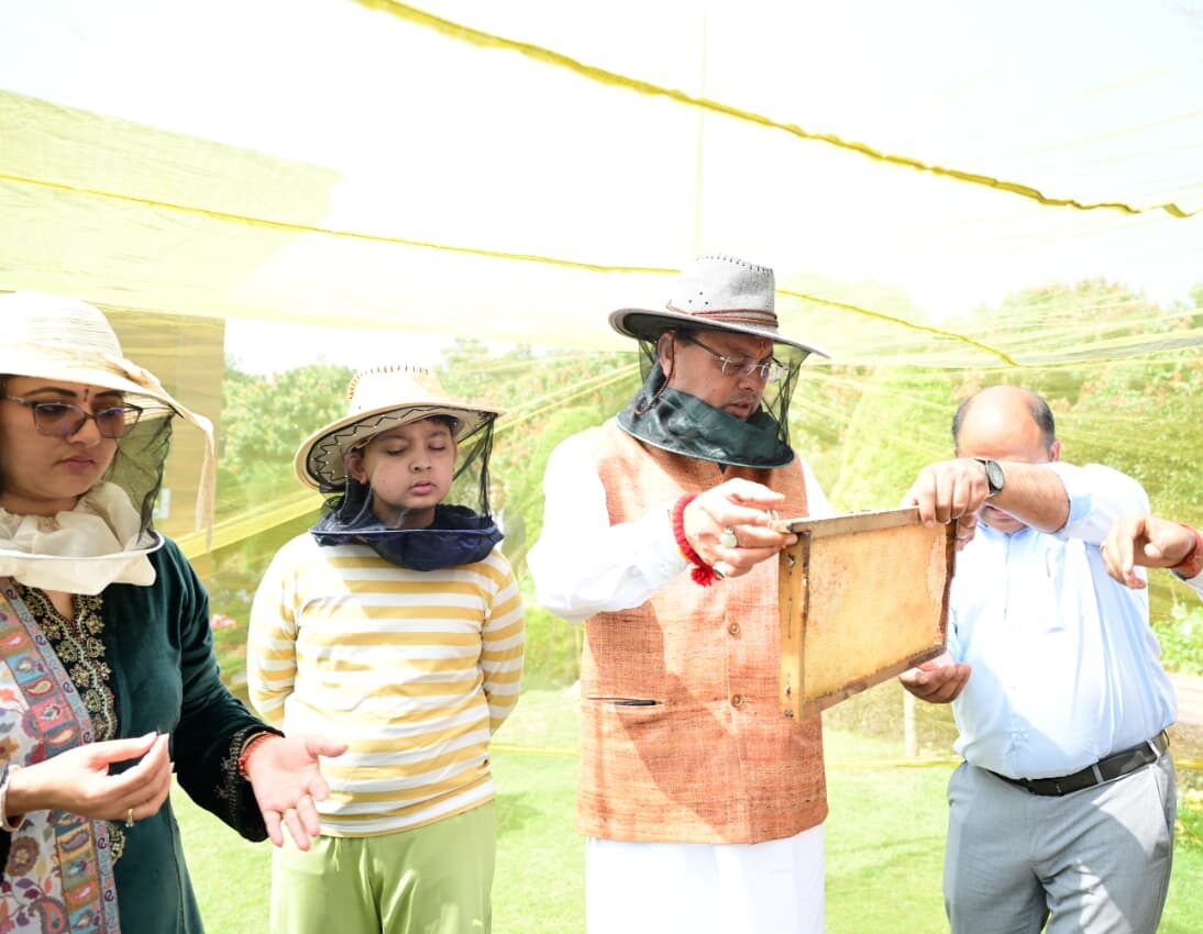 मुख्यमंत्री आवास परिसर में शहद निष्कासन कार्य किया गया