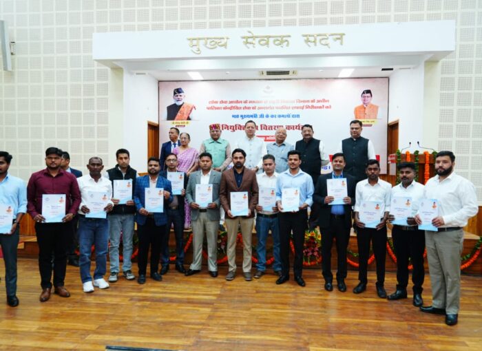 मुख्यमंत्री ने 63 सफाई निरीक्षकों को प्रदान किए नियुक्ति पत्र