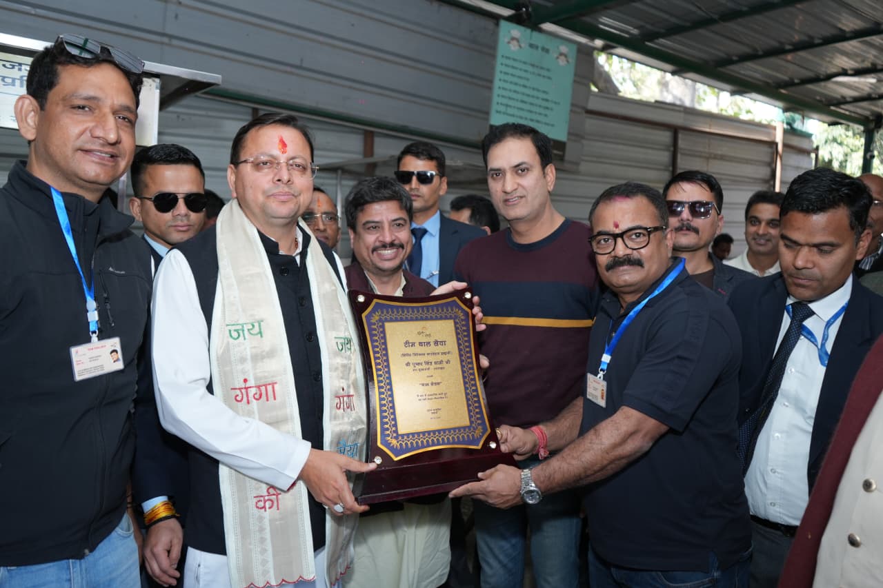 हल्द्वानी में थाल सेवा में शामिल हुए मुख्यमंत्री  धामी, जरूरतमंदों को स्वयं परोसा भोजन