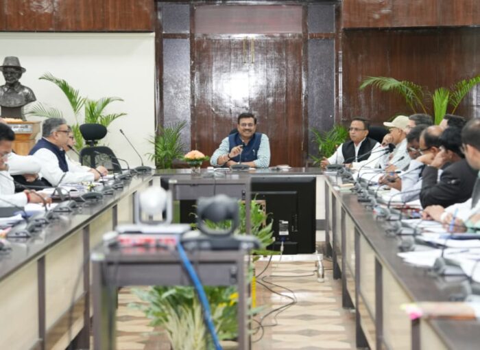 मुख्यमंत्री घोषणाओं के कार्यों को शीघ्र पूर्ण करें, लंबित परियोजनाओं पर 15 दिन में निर्णय लें: मुख्य सचिव