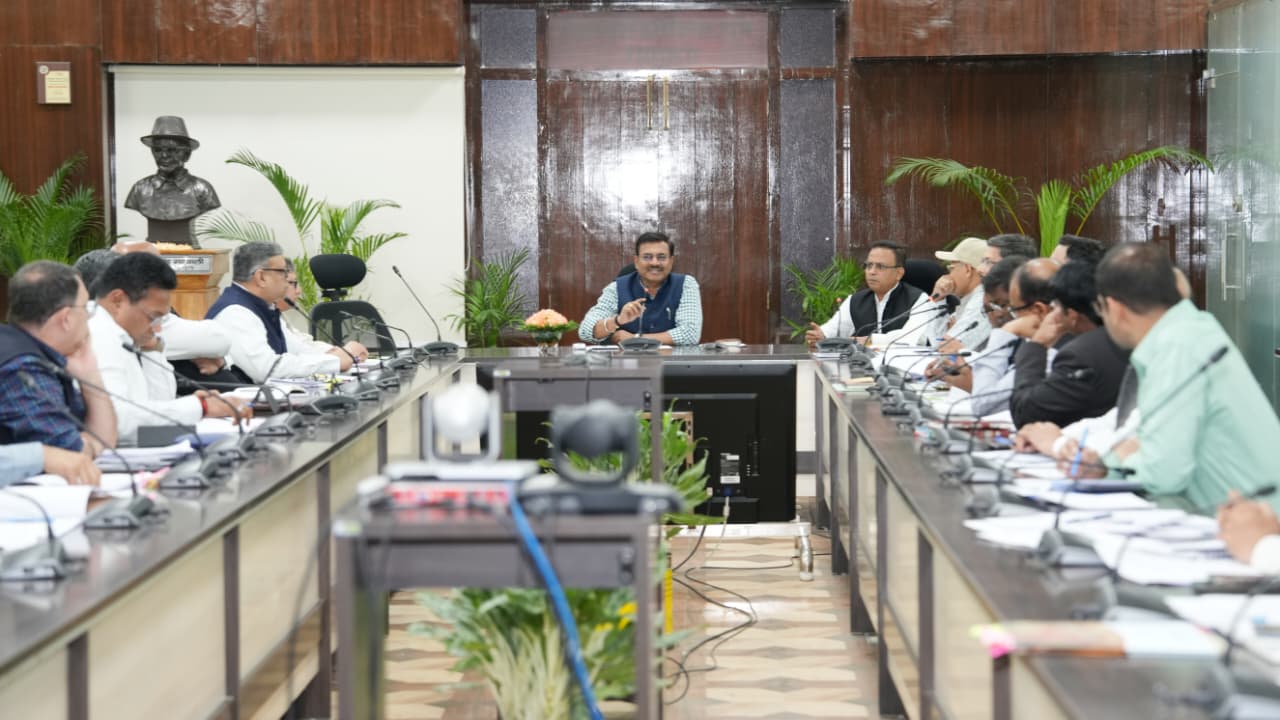 मुख्यमंत्री घोषणाओं के कार्यों को शीघ्र पूर्ण करें, लंबित परियोजनाओं पर 15 दिन में निर्णय लें: मुख्य सचिव