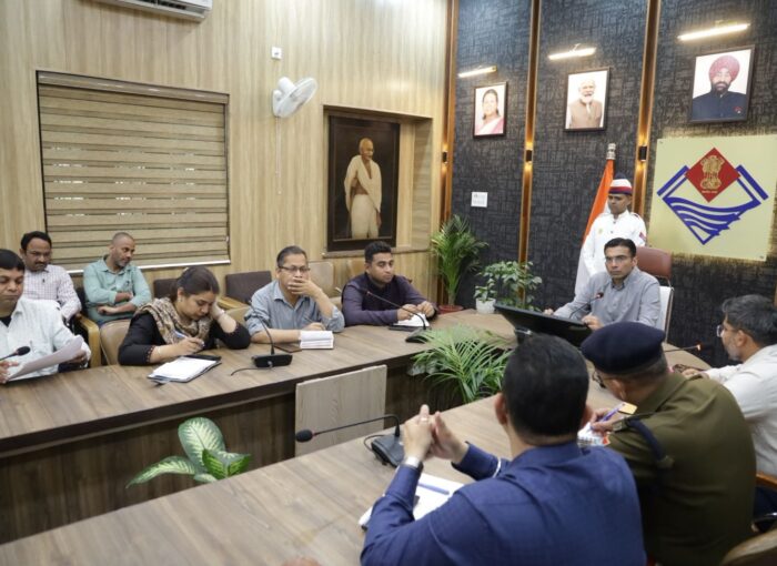 जिलाधिकारी: टीकाकरण एवं महिलाओं/युवतियों के स्वास्थ्य परीक्षण हेतु पृथक स्टॉल स्थापित किए जाएं