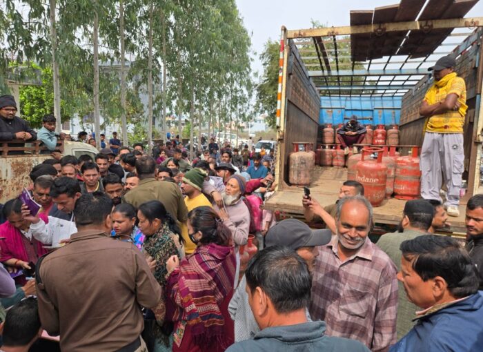 जिला प्रशासन के आदेशों की अहवेलना; गैस एजेंसी के सिलेंडर जब्त, मुकदमा दर्ज