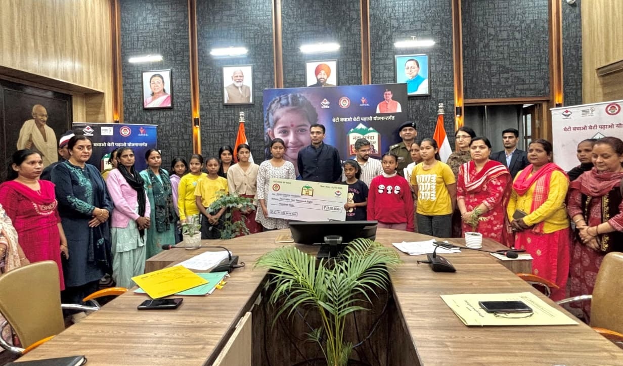 नवरात्र के पावन अवसर पर  डीएम ने की देवियों की स्तुति; 10 बालिकाओं की शिक्षा पुनर्जीवित 