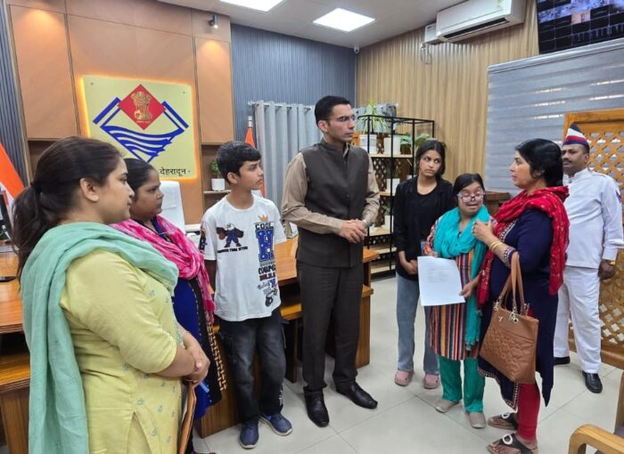 नागरिकों की सहायता के प्रति जिला प्रशासन निंरतर संवेदनशीलता से कार्य कर रहा है