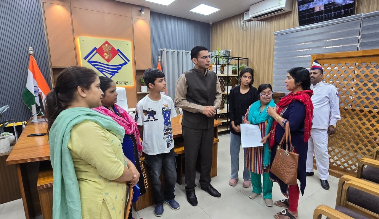 नागरिकों की सहायता के प्रति जिला प्रशासन निंरतर संवेदनशीलता से कार्य कर रहा है