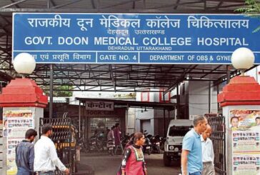 दून अस्पताल की ओपीडी बिल्डिंग की सीलिंग के अंदर अचानक आग लग गई