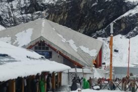 हेमकुंड साहिब में लगभग पांच से छह फीट तक बर्फ जमी हुई है