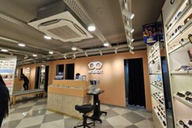 बजरंग दल के कार्यकर्ता चकराता रोड में लेंसकार्ट के शोरूम में नारेबाजी की