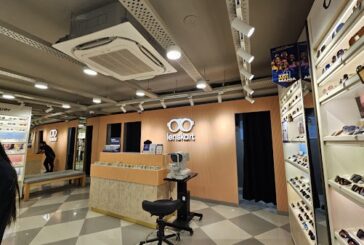 बजरंग दल के कार्यकर्ता चकराता रोड में लेंसकार्ट के शोरूम में नारेबाजी की