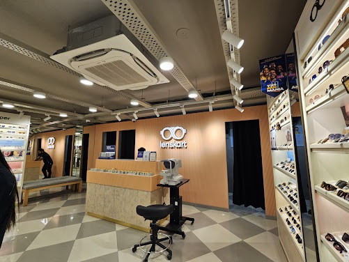 बजरंग दल के कार्यकर्ता चकराता रोड में लेंसकार्ट के शोरूम में नारेबाजी की