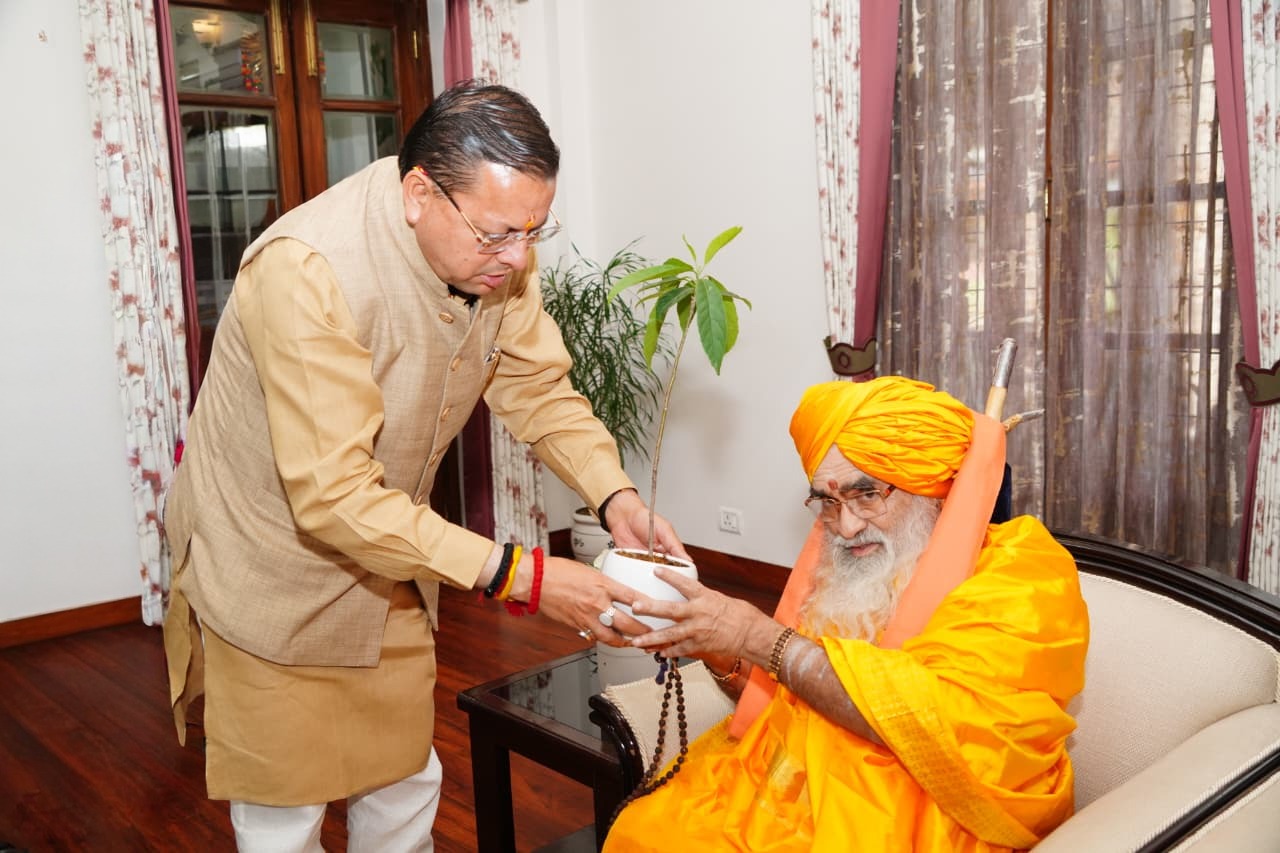 मुख्यमंत्री से श्री केदारनाथ धाम के रावल श्री श्री श्री 1008 भीमाशंकर लिंग ने शिष्टाचार भेंट की