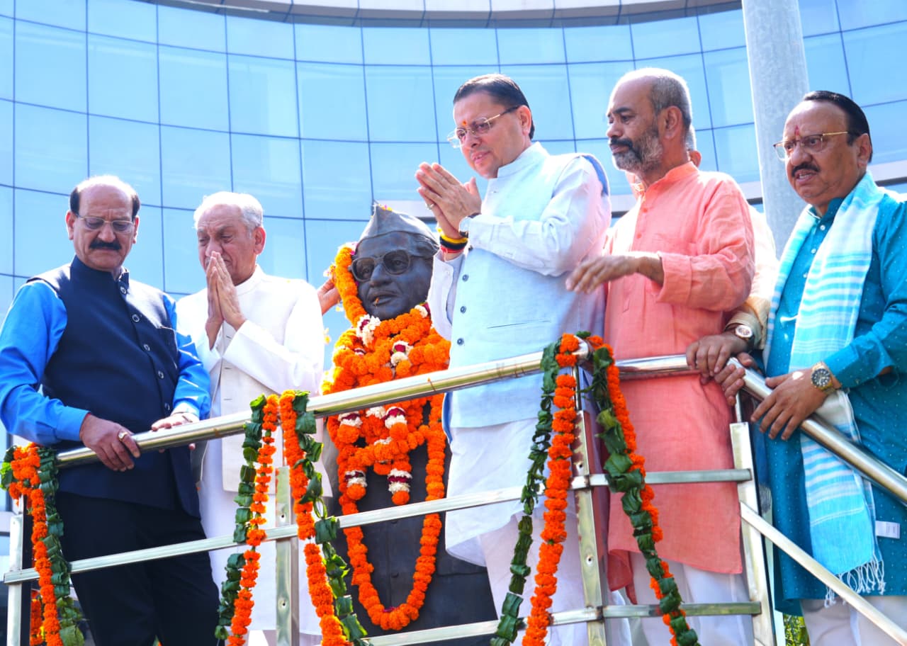 मुख्यमंत्री ने हेमवती नंदन बहुगुणा की 107वीं जयंती के अवसर पर भावपूर्ण श्रद्धांजलि अर्पित की