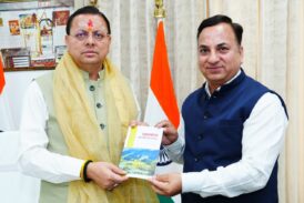 संयुक्त निदेशक के एस चौहान ने मुख्यमंत्री को अपनी पुस्तक भेंट की
