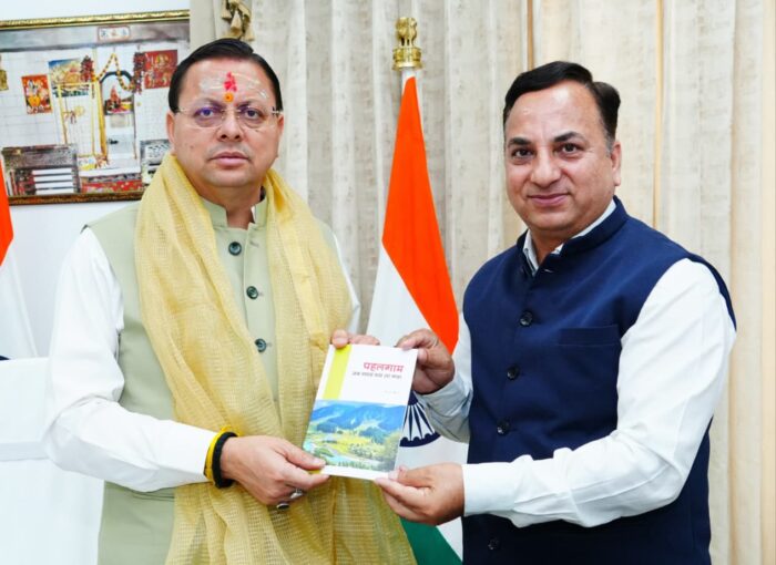 संयुक्त निदेशक के एस चौहान ने मुख्यमंत्री को अपनी पुस्तक भेंट की