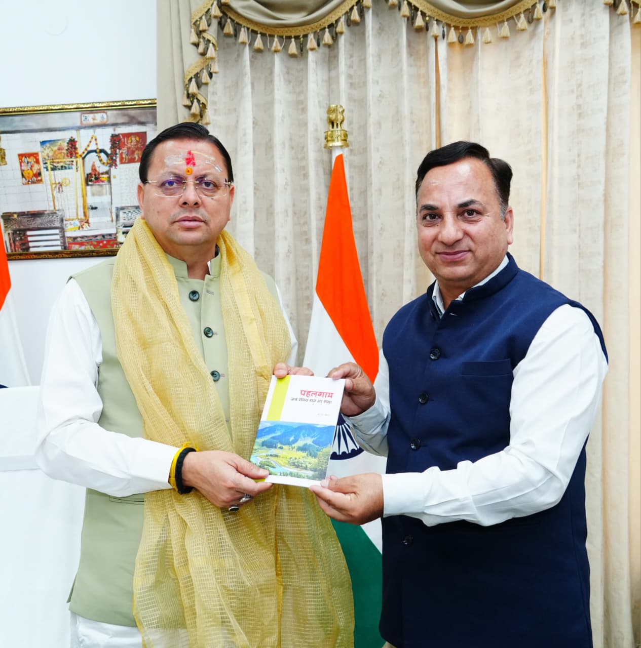 संयुक्त निदेशक के एस चौहान ने मुख्यमंत्री को अपनी पुस्तक भेंट की