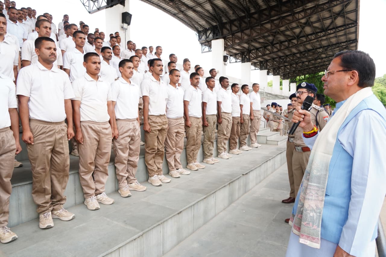 मुख्यमंत्री ने प्रशिक्षण ले रहे पुलिस कांस्टेबलों को संबोधित किया