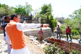 मुख्यमंत्री ने मसूरी रोड स्थित शिव मंदिर के निर्माणाधीन पुल का निरीक्षण किया