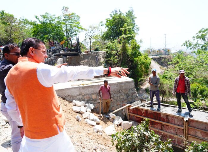मुख्यमंत्री ने मसूरी रोड स्थित शिव मंदिर के निर्माणाधीन पुल का निरीक्षण किया