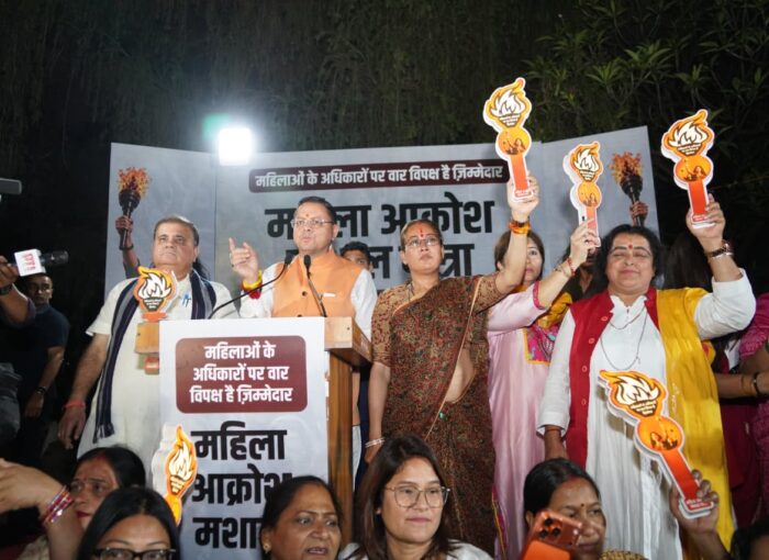 देहरादून में सीएम धामी के नेतृत्व में महिला आक्रोश मशाल यात्रा में उमड़ा जनसैलाब
