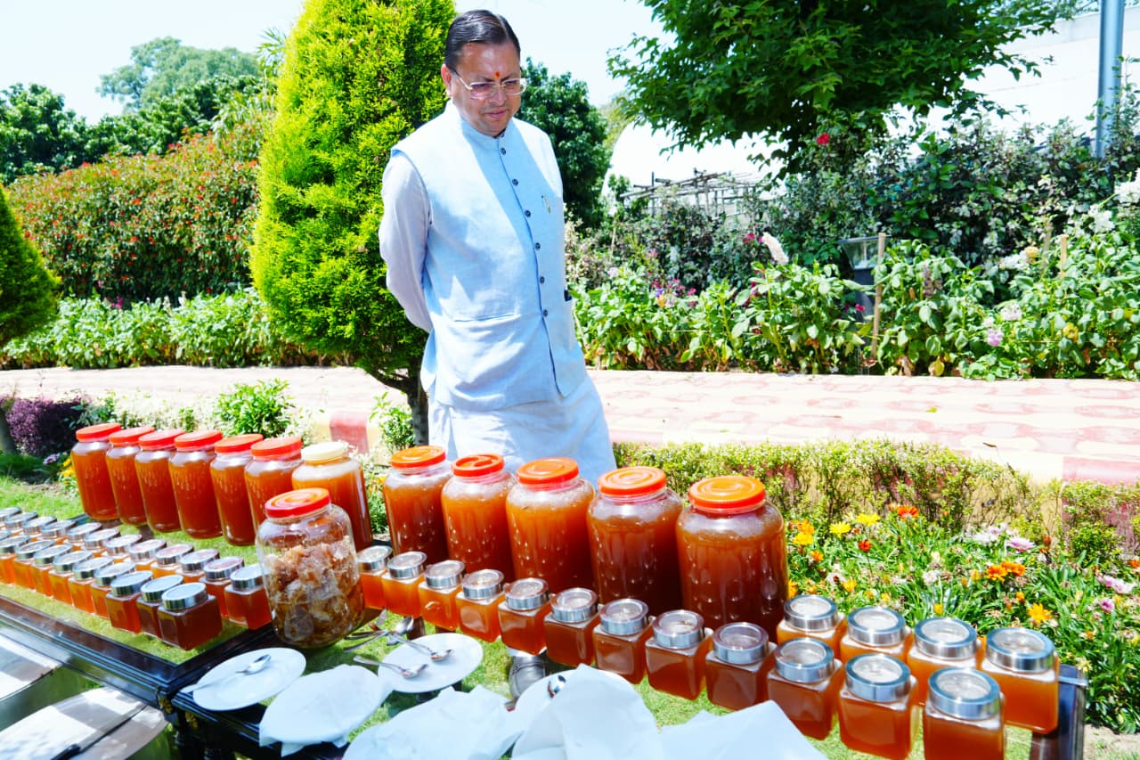 मुख्यमंत्री धामी ने अपने आवास परिसर में शहद निकालने की प्रक्रिया का अवलोकन किया