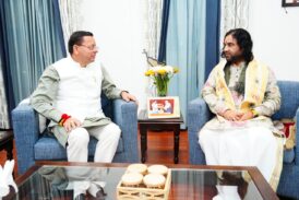 मुख्यमंत्री धामी से देवकीनंदन ठाकुर जी महाराज ने शिष्टाचार भेंट की