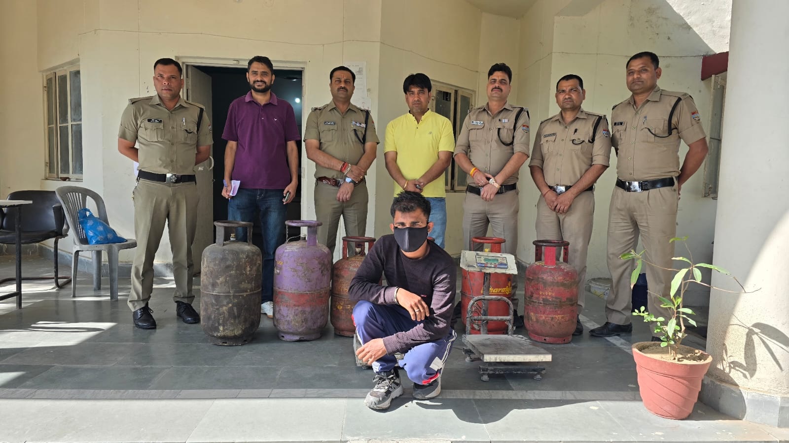 एलपीजी  सिलेंडर कालाबाजारी व अवैध गैस रिफिलिंग पर जिला प्रशासन का सख्त एक्शन; प्राथमिकी दर्ज