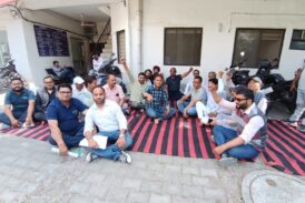 ठेकेदारों ने जल जीवन मिशन कार्यालय में धरना प्रदर्शन किया